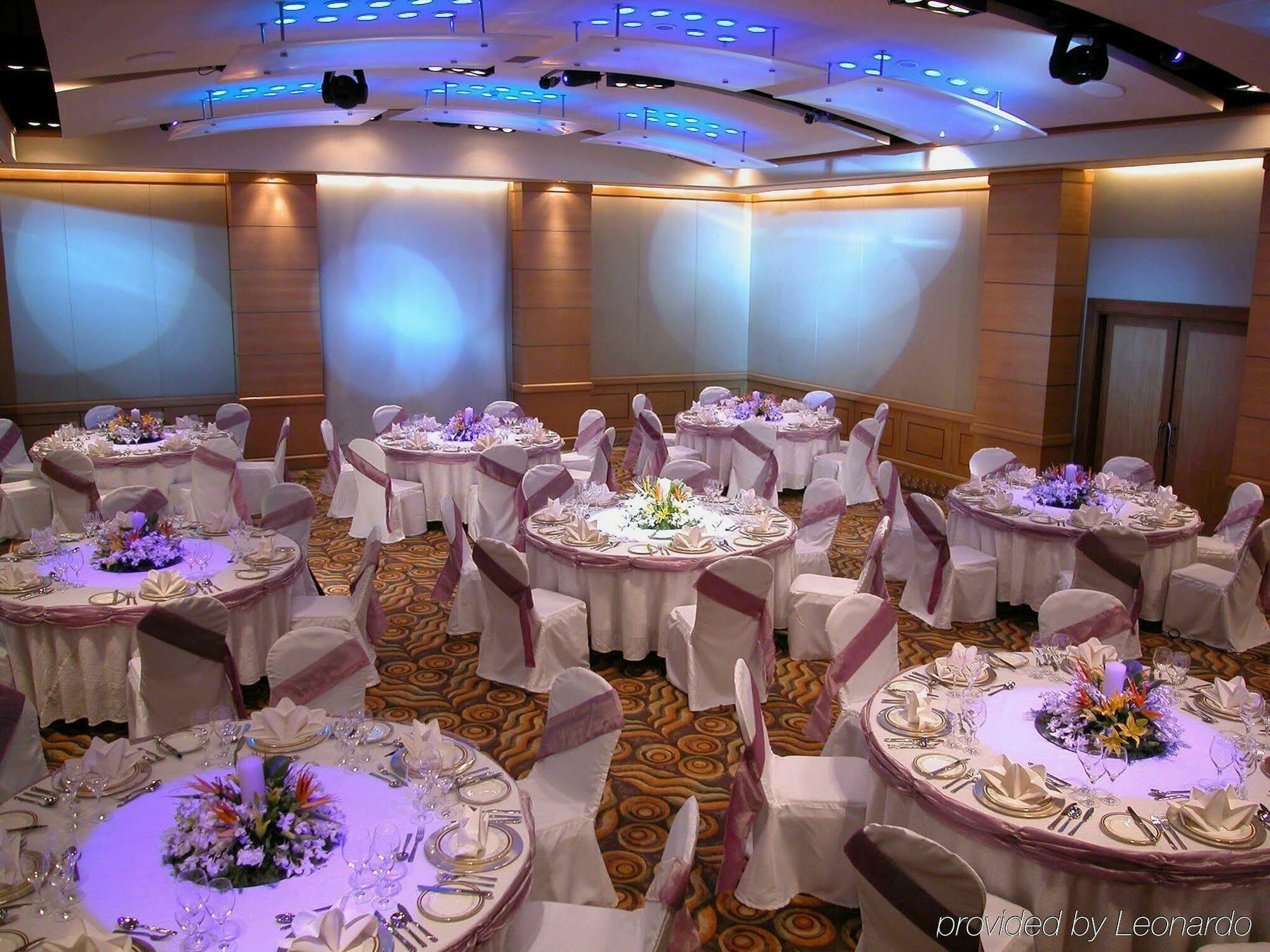 Hotel President - Ihcl Seleqtions Bombaj Exteriér fotografie A wedding reception at the Grand Ballroom