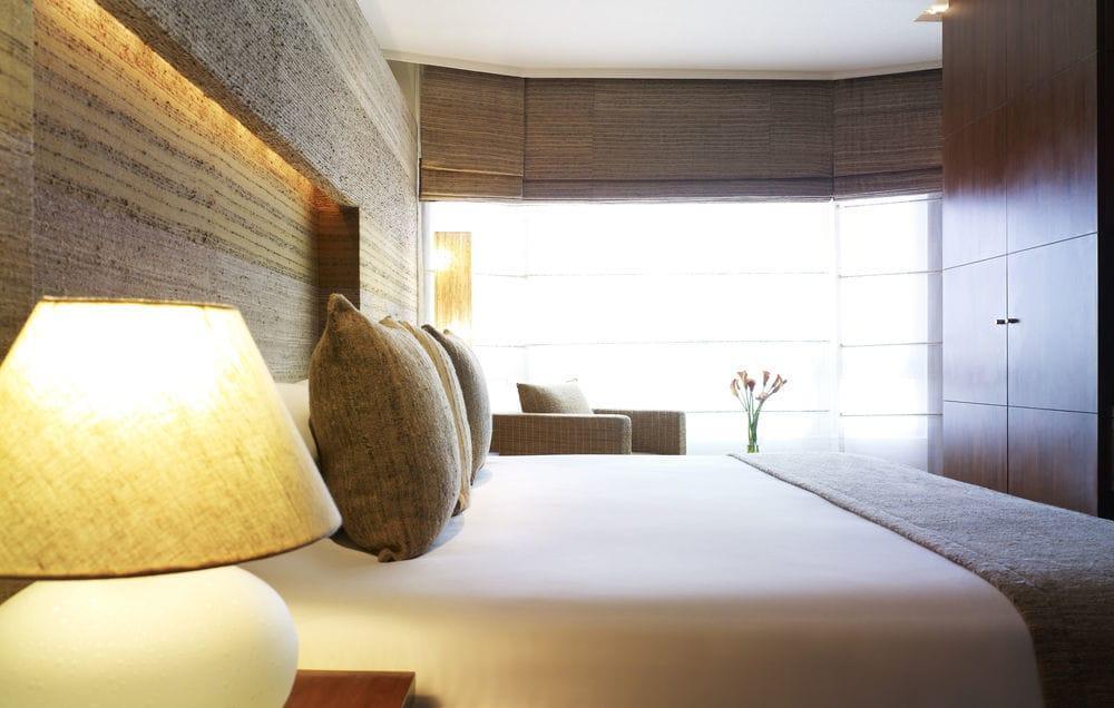 Hotel President - Ihcl Seleqtions Bombaj Exteriér fotografie A bedroom at the Mandarin Oriental, Munich